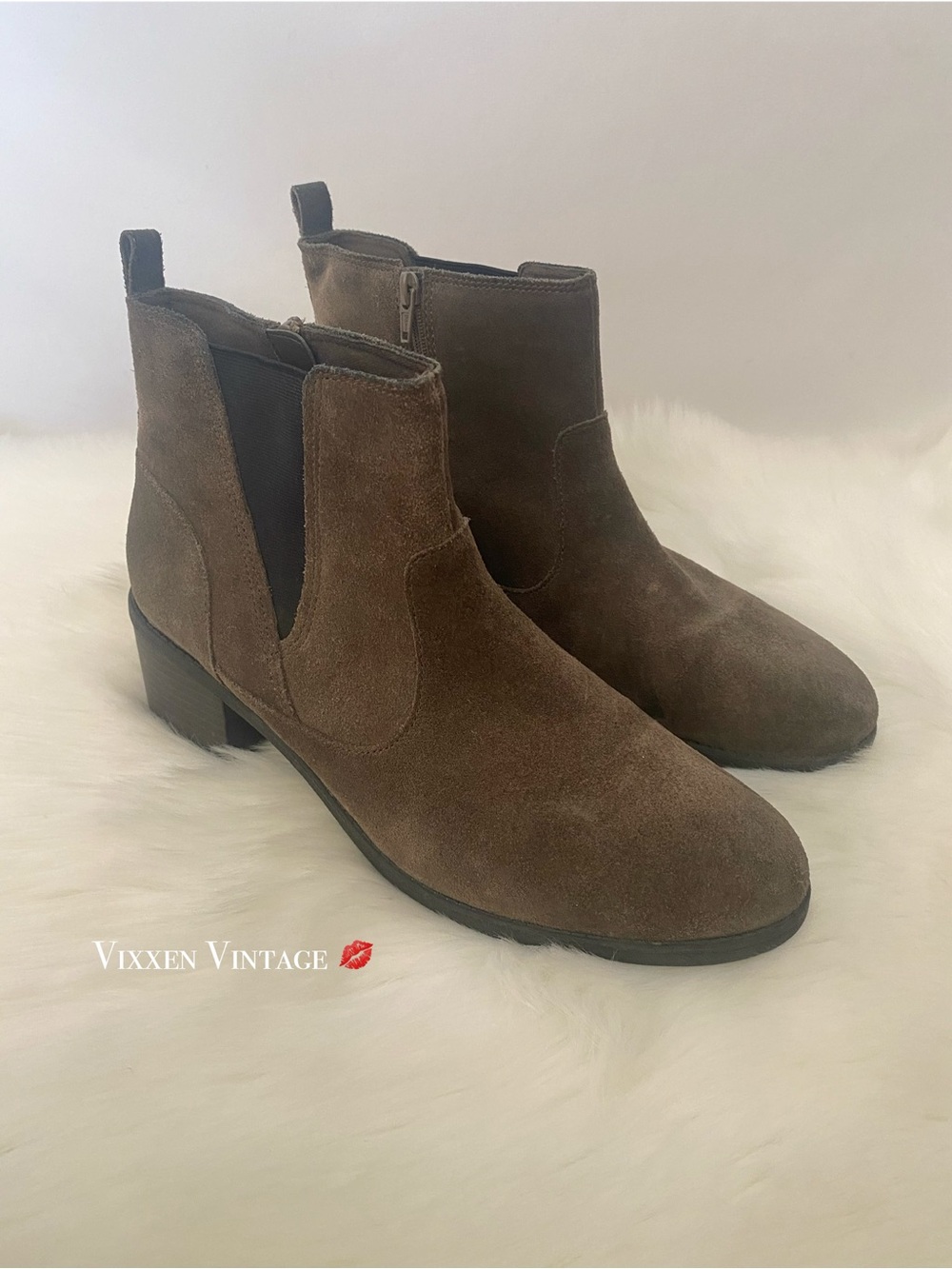 CLARKS 2016 CHUNKY BLOCK HEELED 'MEMI ZIP BOOTS' IN NUBUCK TAUPE